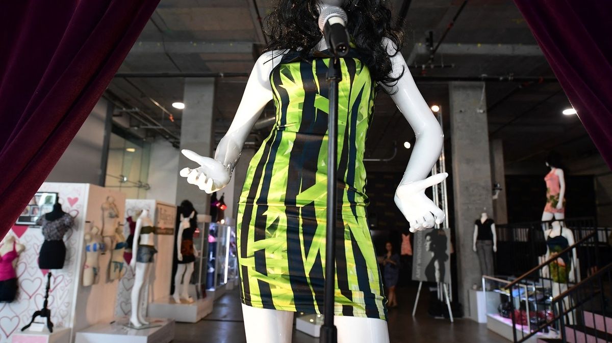 Šaty a boty Amy Winehousové vynesly 88 milionů